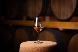 Un bicchiere di Vernaccia di Oristano Doc in bottaia