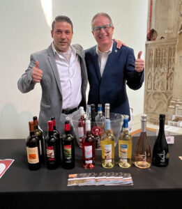 Esposizione di vini Contini - Andrea Balleri con Christian Manea per Contini 1898 al SCWF South Coast Wine Festival a Christchurch, UK