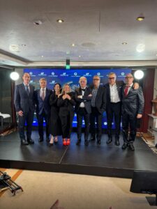 Oltre ad Alessandro Contini, presidente della Contini 1898, ricevono il premio Eccellenze Italiane 2025 anche il velocista Filippo Tortu, la fotografa Lucia Giacani, il presidente e Fondatore UNSIC Domenico Mamone, il fondatore della OSA Community Mirco Gasparotto, l’imprenditore Massimo Albertengo, Oscar Giordano della Giordano Global e l’imprenditore tessile Filippo Martinetto.